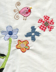 Uccellino e fiori  ricamo patchwork su sfondo chiaro