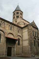 Fototapeta na wymiar notre-dame-du-port basilica in clermont-ferrand in auvergne (france)