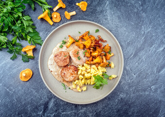 Modern Style traditionelle gebratene Filet Medaillons vom Schwein in Rahmsauce mit Pfifferlinge und...