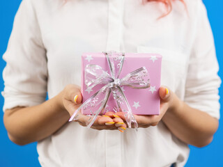 Female hand holds a gift box