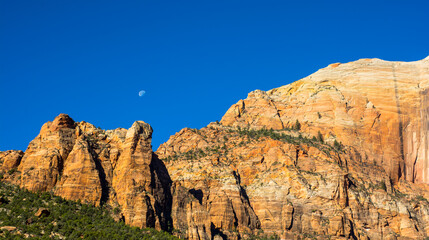 Fototapeta premium Moon under the mountain in the Zion