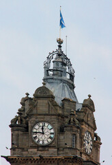 clocher avec horloge