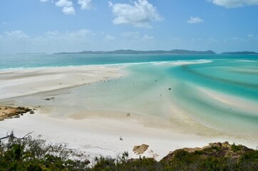 The picturesque white sand Whitehaven beach with calm turquoise waters. Whitsunday Islands. Queensland, Australia.