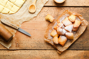 Mutzen Schmalzgebäck Portion Fettgebäck Gebäck Overhead Top Down Brett Tisch