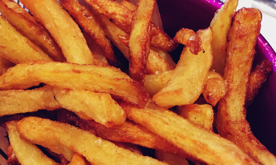 Patatas fritas para acompañar comida rápida. Primer plano de unas patatas fritas deliciosas, pero con demasiada grasa.