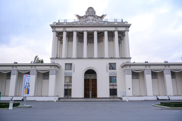 Obraz premium MOSCOW, RUSSIA - September 13, 2020: All-Russian Exhibition Center VDNKh (VDNH) park