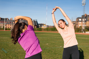 Obraz premium two young women doing stretching