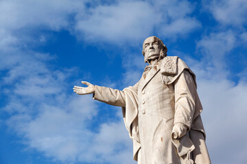 Fototapeta premium Statue of William Ewart Gladstone, a British statesman and Liberal politician. In a career lasting over 60 years, he served for 12 years as Prime Minister of the UK.