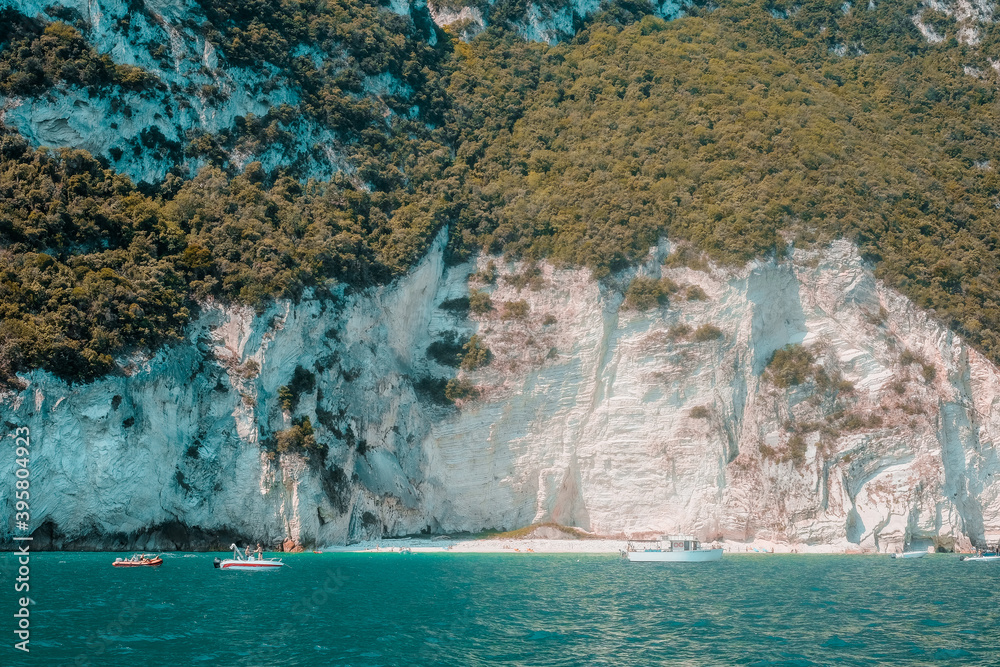 Sticker beautiful shot of a tropical island surrounded by clear water on a sunny day