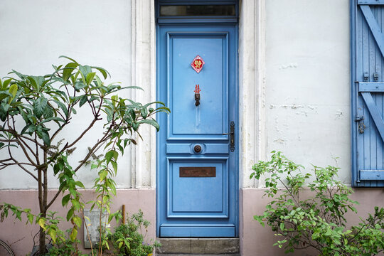 Jolie porte bleue dans une petite rue &agrave; Paris