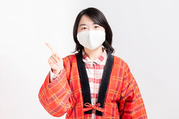 人差し指でポイントを示す女性