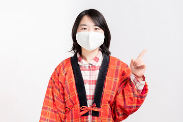 人差し指でポイントを示す女性