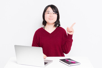 人差し指でポイントを示す女性