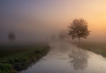 Obraz na płótnie Canvas Misty morning near Giessenburg