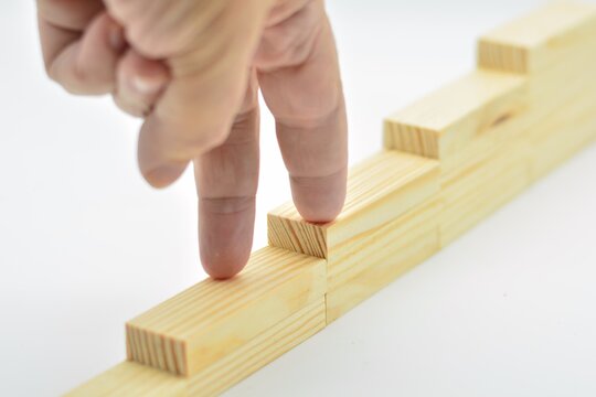 Dedos de una mano subiendo una escalera