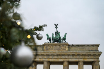Geschmückter und beleuchteter Weihnachtsbaum auf dem Pariser Platz vor dem Brandenburger Tor in Berlin