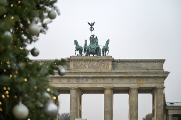 Geschmückter und beleuchteter Weihnachtsbaum auf dem Pariser Platz vor dem Brandenburger Tor in Berlin