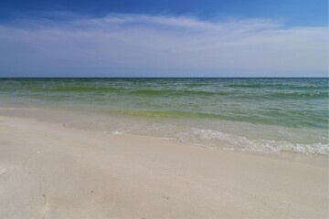 Fototapeta na wymiar Beautiful ocean views from Florida beach, calm ocean waters, clear skies, clear skyline
