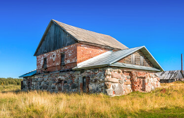 Obraz premium An old stone bathhouse in a village on the Solovetsky Islands