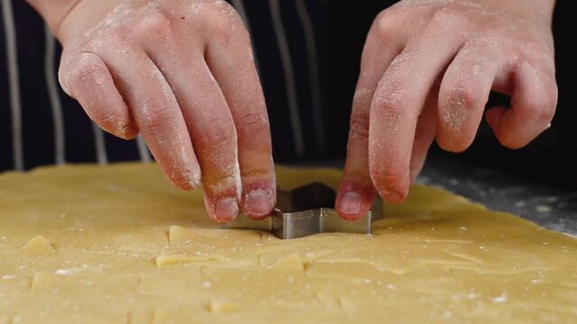 manos de mujer preparando masa de galletas de navidad
