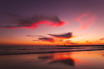 Obraz premium sunset on the beach in the Atlantic ocean Viana do Castelo Praia do Cabedelo Cabedelo beach colorful clouds with a lighthouse