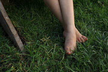 pies de ni&ntilde;a sobre pasto