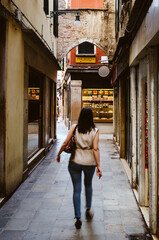 Gasse mit Frau in Venedig