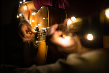 Obraz na płótnie Canvas chitarrista che suona una chitarra con le luci