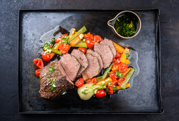 Gebratener slow cook Angus Tafelspitz Roast vom Rind aufgeschnitten und serviert mit gebratenen...