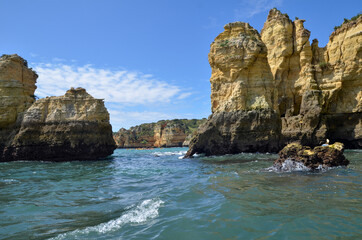 Fototapeta premium Rock formations in the Algarve. Elephant Rock Drinking
