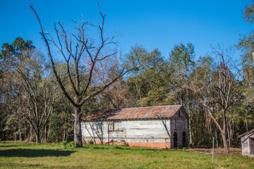 Obraz premium Old wooden rustic style barn in rural Georgia side corner