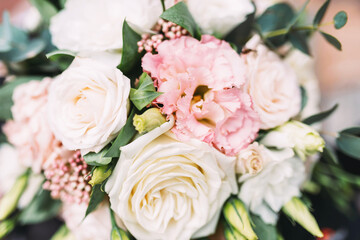 Obraz na płótnie Canvas Wedding bouquet of delicate color roses close up