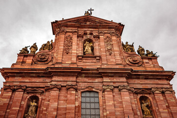 Jesuitenkirche in Heidelberg vor blauem Himmel mit weißen Wolken