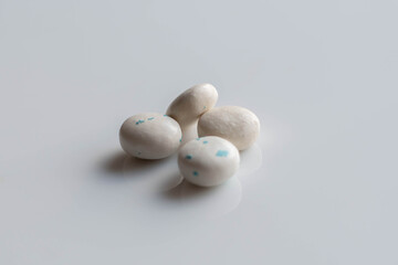 chiclets o goma de mascar con forma de pastillas cubiertas de azúcar glase imitando remedios medicina