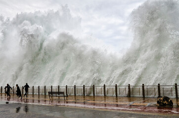San Sebastián, Guipuzcoa, Spain; 7th Febraury, 2016; A huge wave falls on the coastal promenade and on some boys