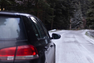 Obraz premium A modern car on an icy mountain road.