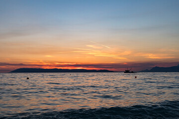Fototapeta na wymiar Sonnenuntergang an der Küste in Tučepi in Kroatien. Blick auf das Meer, die Wellen, die Insel Brač am Horizont