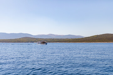 Ein Boot am Meer in Kroatien am blauen Wasser mit Bergen im Hintergrund
