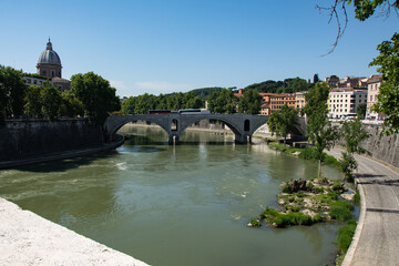 Brücke in Rom über den Tiber Fluss