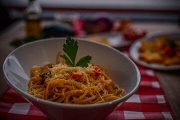 
plato de pasta, aceite de oliva, deliciosa y apetitosa pasta de espagueti clásica con salsa de tomate, parmesano, pasta con parmesano. chef preparando pasta