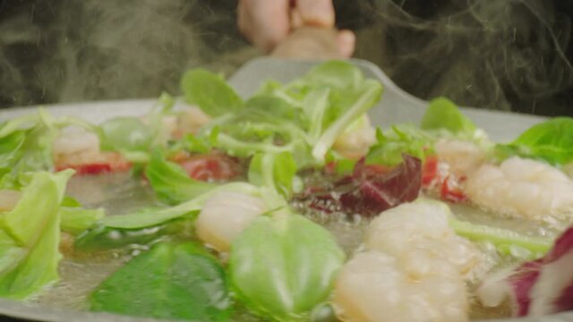 Preparing peeled Shrimps with sallad and paprika.