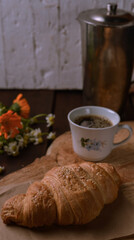 Croissants, café  Desayuno continental. fondo de madera rustico

Croissants, coffee Continental breakfast. rustic wood background