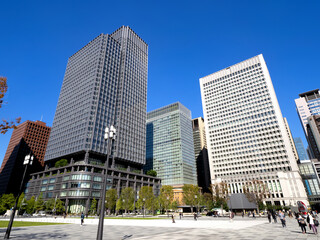 東京都 丸の内駅前広場とオフィスビル街