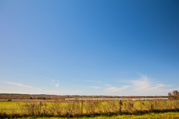 Obraz premium Rural country farm land background blue sky