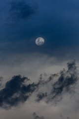 Luna y nubes 
