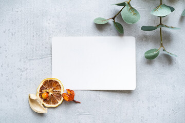 コンクリートの平面に置かれた白い紙