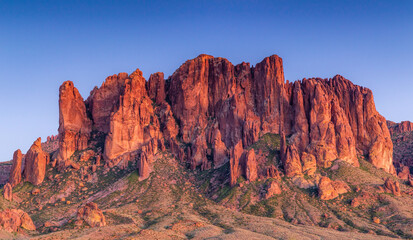 Fototapeta na wymiar The sunset lighting up a mountain and cactus in the Arizona desert