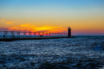 Obraz premium Sunset on Lake Michigan in South Haven on the North Pier.