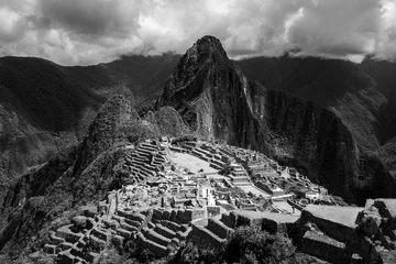 Crédence de cuisine en verre imprimé Machu Picchu Dramatic black and white landscape of Machu Picchu, Cusco, Peru.