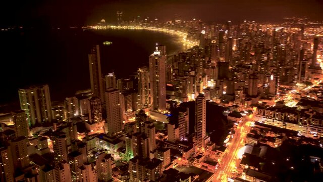 Hyperlapse noturno e vibrante da cidade de Balne&aacute;rio Cambori&uacute;. Sequ&ecirc;ncia de Timelapses da cidade mais badalada do Brasil. 